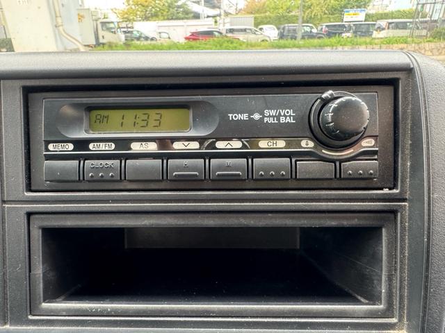 キャンター AT 2トン 全低床平ボディ パワーゲート 荷台板張 パワーゲート新明和 垂直パワーゲート リモコン 全席シートカバー付き 荷台ゴムマット 走行15.000キロ台 5t限定中型免許 車両重量2550kg 車両総重量4715kg 荷寸347×179×38(16枚目)