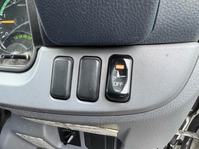 キャンター AT 2トン 全低床平ボディ パワーゲート 荷台板張 パワーゲート新明和 垂直パワーゲート リモコン 全席シートカバー付き 荷台ゴムマット 走行15.000キロ台 5t限定中型免許 車両重量2550kg 車両総重量4715kg 荷寸347×179×38(18枚目)