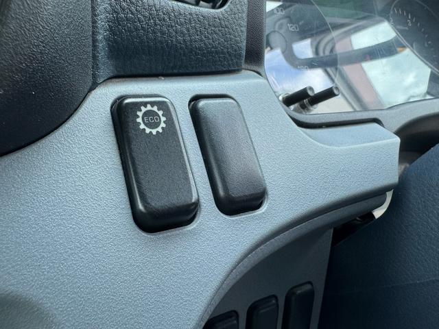 キャンター AT 2トン 全低床平ボディ パワーゲート 荷台板張 パワーゲート新明和 垂直パワーゲート リモコン 全席シートカバー付き 荷台ゴムマット 走行15.000キロ台 5t限定中型免許 車両重量2550kg 車両総重量4715kg 荷寸347×179×38(19枚目)