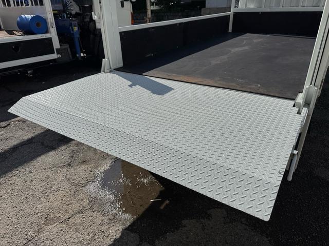 キャンター AT 2トン 全低床平ボディ パワーゲート 荷台板張 パワーゲート新明和 垂直パワーゲート リモコン 全席シートカバー付き 荷台ゴムマット 走行15.000キロ台 5t限定中型免許 車両重量2550kg 車両総重量4715kg 荷寸347×179×38(25枚目)