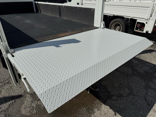 キャンター AT 2トン 全低床平ボディ パワーゲート 荷台板張 パワーゲート新明和 垂直パワーゲート リモコン 全席シートカバー付き 荷台ゴムマット 走行15.000キロ台 5t限定中型免許 車両重量2550kg 車両総重量4715kg 荷寸347×179×38(26枚目)