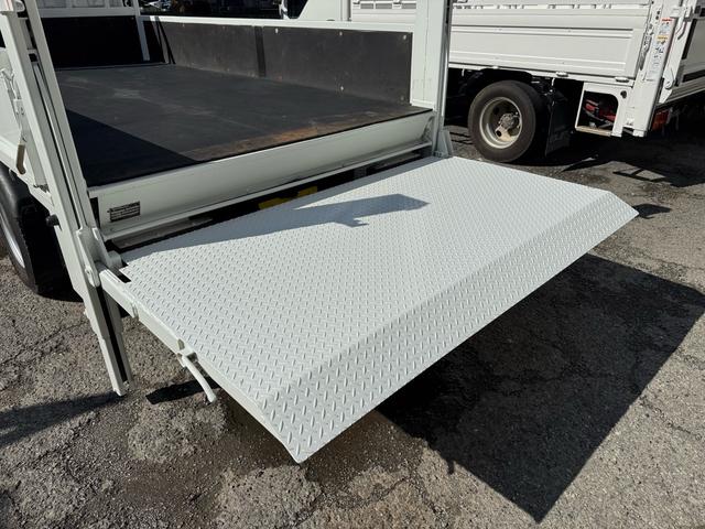 キャンター AT 2トン 全低床平ボディ パワーゲート 荷台板張 パワーゲート新明和 垂直パワーゲート リモコン 全席シートカバー付き 荷台ゴムマット 走行15.000キロ台 5t限定中型免許 車両重量2550kg 車両総重量4715kg 荷寸347×179×38(27枚目)