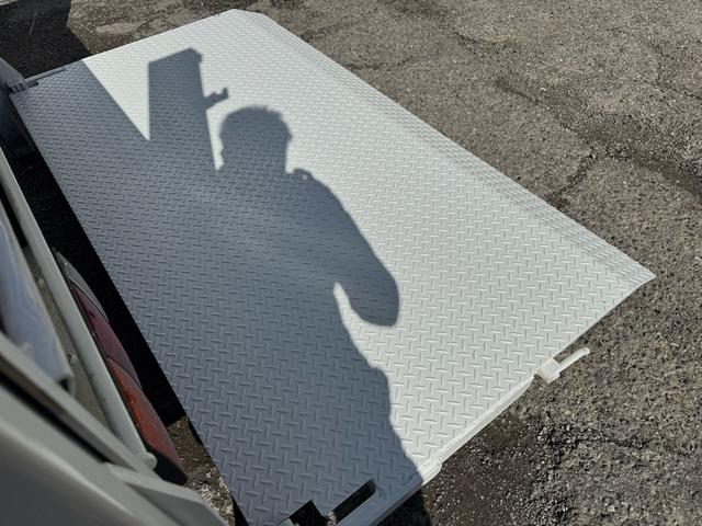 キャンター AT 2トン 全低床平ボディ パワーゲート 荷台板張 パワーゲート新明和 垂直パワーゲート リモコン 全席シートカバー付き 荷台ゴムマット 走行15.000キロ台 5t限定中型免許 車両重量2550kg 車両総重量4715kg 荷寸347×179×38(28枚目)