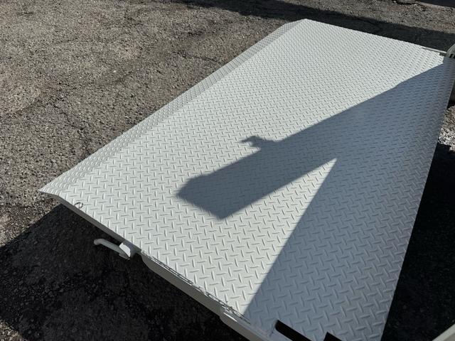 キャンター AT 2トン 全低床平ボディ パワーゲート 荷台板張 パワーゲート新明和 垂直パワーゲート リモコン 全席シートカバー付き 荷台ゴムマット 走行15.000キロ台 5t限定中型免許 車両重量2550kg 車両総重量4715kg 荷寸347×179×38(29枚目)