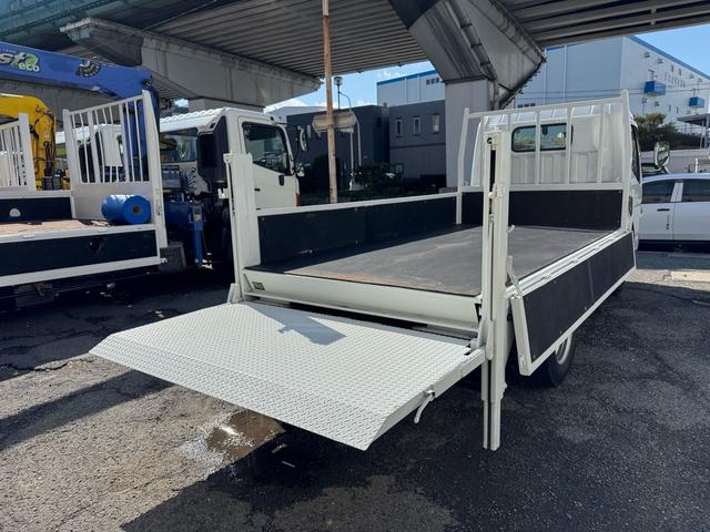 キャンター AT 2トン 全低床平ボディ パワーゲート 荷台板張 パワーゲート新明和 垂直パワーゲート リモコン 全席シートカバー付き 荷台ゴムマット 走行15.000キロ台 5t限定中型免許 車両重量2550kg 車両総重量4715kg 荷寸347×179×38(31枚目)