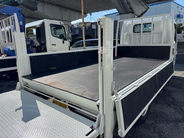 キャンター AT 2トン 全低床平ボディ パワーゲート 荷台板張 パワーゲート新明和 垂直パワーゲート リモコン 全席シートカバー付き 荷台ゴムマット 走行15.000キロ台 5t限定中型免許 車両重量2550kg 車両総重量4715kg 荷寸347×179×38(32枚目)