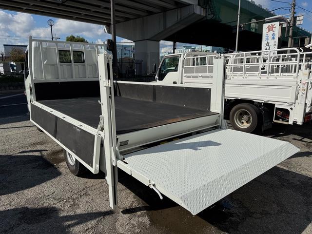 キャンター AT 2トン 全低床平ボディ パワーゲート 荷台板張 パワーゲート新明和 垂直パワーゲート リモコン 全席シートカバー付き 荷台ゴムマット 走行15.000キロ台 5t限定中型免許 車両重量2550kg 車両総重量4715kg 荷寸347×179×38(33枚目)