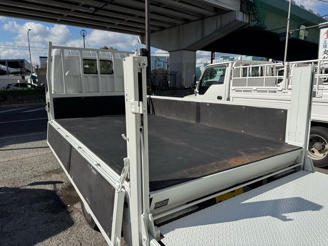 キャンター AT 2トン 全低床平ボディ パワーゲート 荷台板張 パワーゲート新明和 垂直パワーゲート リモコン 全席シートカバー付き 荷台ゴムマット 走行15.000キロ台 5t限定中型免許 車両重量2550kg 車両総重量4715kg 荷寸347×179×38(34枚目)