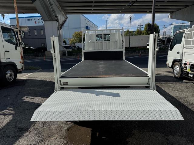 キャンター AT 2トン 全低床平ボディ パワーゲート 荷台板張 パワーゲート新明和 垂直パワーゲート リモコン 全席シートカバー付き 荷台ゴムマット 走行15.000キロ台 5t限定中型免許 車両重量2550kg 車両総重量4715kg 荷寸347×179×38(35枚目)