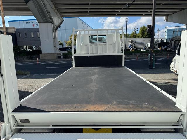 キャンター AT 2トン 全低床平ボディ パワーゲート 荷台板張 パワーゲート新明和 垂直パワーゲート リモコン 全席シートカバー付き 荷台ゴムマット 走行15.000キロ台 5t限定中型免許 車両重量2550kg 車両総重量4715kg 荷寸347×179×38(36枚目)