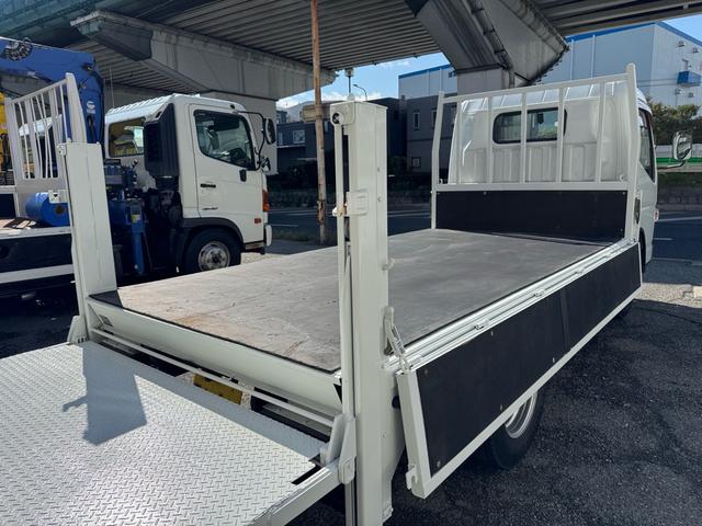 キャンター AT 2トン 全低床平ボディ パワーゲート 荷台板張 パワーゲート新明和 垂直パワーゲート リモコン 全席シートカバー付き 荷台ゴムマット 走行15.000キロ台 5t限定中型免許 車両重量2550kg 車両総重量4715kg 荷寸347×179×38(37枚目)