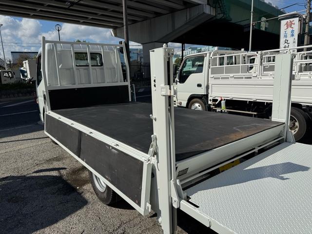 キャンター AT 2トン 全低床平ボディ パワーゲート 荷台板張 パワーゲート新明和 垂直パワーゲート リモコン 全席シートカバー付き 荷台ゴムマット 走行15.000キロ台 5t限定中型免許 車両重量2550kg 車両総重量4715kg 荷寸347×179×38(38枚目)