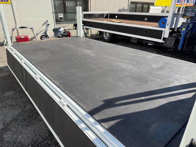 キャンター AT 2トン 全低床平ボディ パワーゲート 荷台板張 パワーゲート新明和 垂直パワーゲート リモコン 全席シートカバー付き 荷台ゴムマット 走行15.000キロ台 5t限定中型免許 車両重量2550kg 車両総重量4715kg 荷寸347×179×38(39枚目)