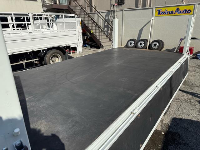 キャンター AT 2トン 全低床平ボディ パワーゲート 荷台板張 パワーゲート新明和 垂直パワーゲート リモコン 全席シートカバー付き 荷台ゴムマット 走行15.000キロ台 5t限定中型免許 車両重量2550kg 車両総重量4715kg 荷寸347×179×38(40枚目)