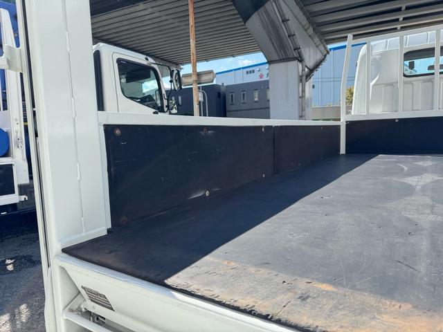キャンター AT 2トン 全低床平ボディ パワーゲート 荷台板張 パワーゲート新明和 垂直パワーゲート リモコン 全席シートカバー付き 荷台ゴムマット 走行15.000キロ台 5t限定中型免許 車両重量2550kg 車両総重量4715kg 荷寸347×179×38(41枚目)