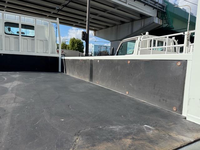 キャンター AT 2トン 全低床平ボディ パワーゲート 荷台板張 パワーゲート新明和 垂直パワーゲート リモコン 全席シートカバー付き 荷台ゴムマット 走行15.000キロ台 5t限定中型免許 車両重量2550kg 車両総重量4715kg 荷寸347×179×38(42枚目)