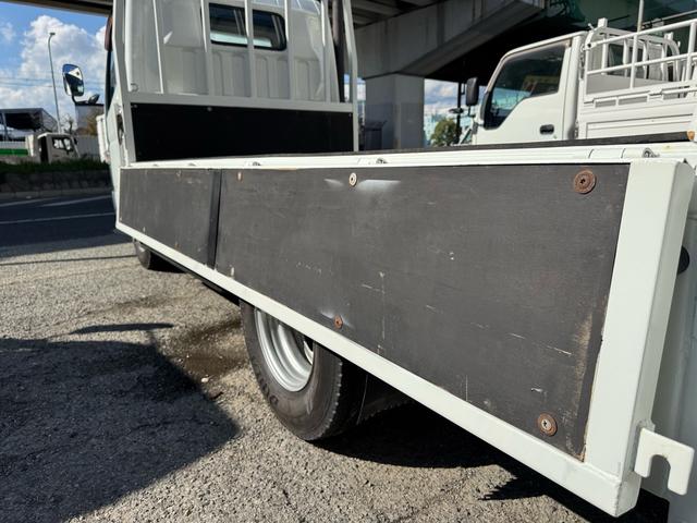 キャンター AT 2トン 全低床平ボディ パワーゲート 荷台板張 パワーゲート新明和 垂直パワーゲート リモコン 全席シートカバー付き 荷台ゴムマット 走行15.000キロ台 5t限定中型免許 車両重量2550kg 車両総重量4715kg 荷寸347×179×38(43枚目)