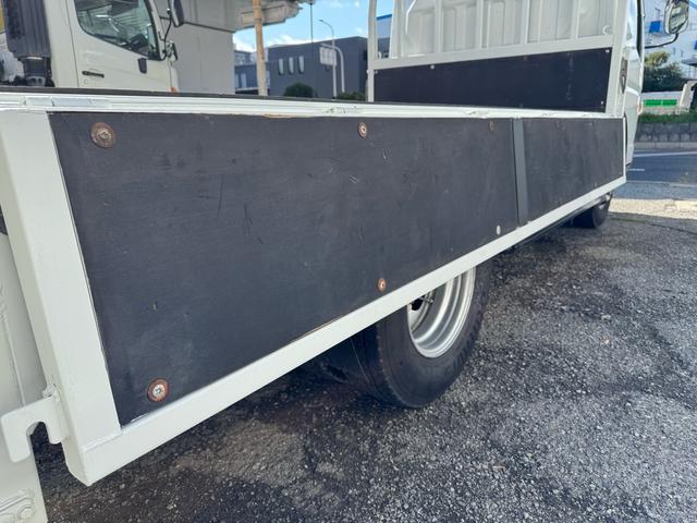 キャンター AT 2トン 全低床平ボディ パワーゲート 荷台板張 パワーゲート新明和 垂直パワーゲート リモコン 全席シートカバー付き 荷台ゴムマット 走行15.000キロ台 5t限定中型免許 車両重量2550kg 車両総重量4715kg 荷寸347×179×38(44枚目)