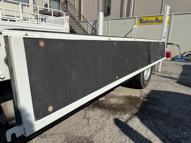 キャンター AT 2トン 全低床平ボディ パワーゲート 荷台板張 パワーゲート新明和 垂直パワーゲート リモコン 全席シートカバー付き 荷台ゴムマット 走行15.000キロ台 5t限定中型免許 車両重量2550kg 車両総重量4715kg 荷寸347×179×38(45枚目)