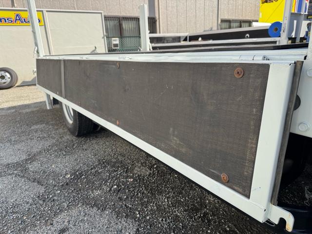 キャンター AT 2トン 全低床平ボディ パワーゲート 荷台板張 パワーゲート新明和 垂直パワーゲート リモコン 全席シートカバー付き 荷台ゴムマット 走行15.000キロ台 5t限定中型免許 車両重量2550kg 車両総重量4715kg 荷寸347×179×38(46枚目)