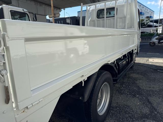 キャンター AT 2トン 全低床平ボディ パワーゲート 荷台板張 パワーゲート新明和 垂直パワーゲート リモコン 全席シートカバー付き 荷台ゴムマット 走行15.000キロ台 5t限定中型免許 車両重量2550kg 車両総重量4715kg 荷寸347×179×38(48枚目)