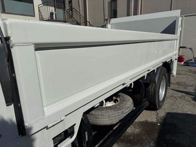 キャンター AT 2トン 全低床平ボディ パワーゲート 荷台板張 パワーゲート新明和 垂直パワーゲート リモコン 全席シートカバー付き 荷台ゴムマット 走行15.000キロ台 5t限定中型免許 車両重量2550kg 車両総重量4715kg 荷寸347×179×38(50枚目)