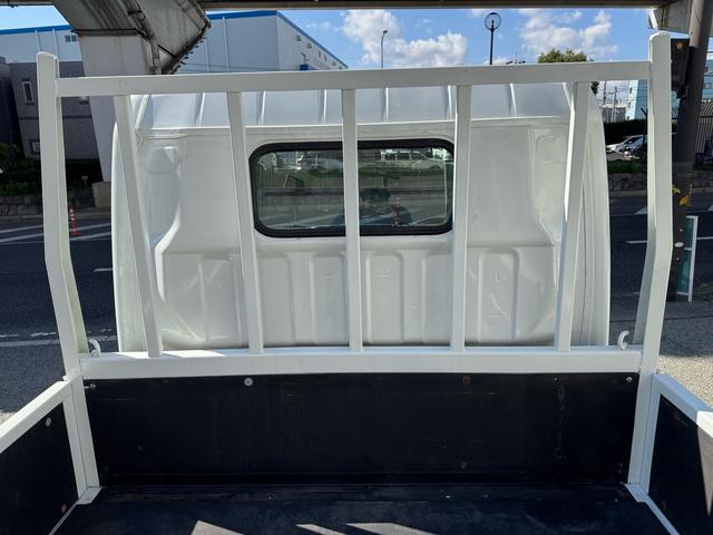 キャンター AT 2トン 全低床平ボディ パワーゲート 荷台板張 パワーゲート新明和 垂直パワーゲート リモコン 全席シートカバー付き 荷台ゴムマット 走行15.000キロ台 5t限定中型免許 車両重量2550kg 車両総重量4715kg 荷寸347×179×38(51枚目)