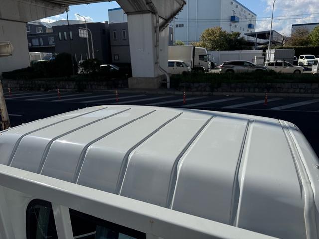 キャンター AT 2トン 全低床平ボディ パワーゲート 荷台板張 パワーゲート新明和 垂直パワーゲート リモコン 全席シートカバー付き 荷台ゴムマット 走行15.000キロ台 5t限定中型免許 車両重量2550kg 車両総重量4715kg 荷寸347×179×38(52枚目)
