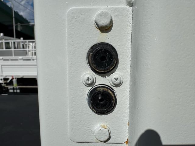 キャンター AT 2トン 全低床平ボディ パワーゲート 荷台板張 パワーゲート新明和 垂直パワーゲート リモコン 全席シートカバー付き 荷台ゴムマット 走行15.000キロ台 5t限定中型免許 車両重量2550kg 車両総重量4715kg 荷寸347×179×38(53枚目)