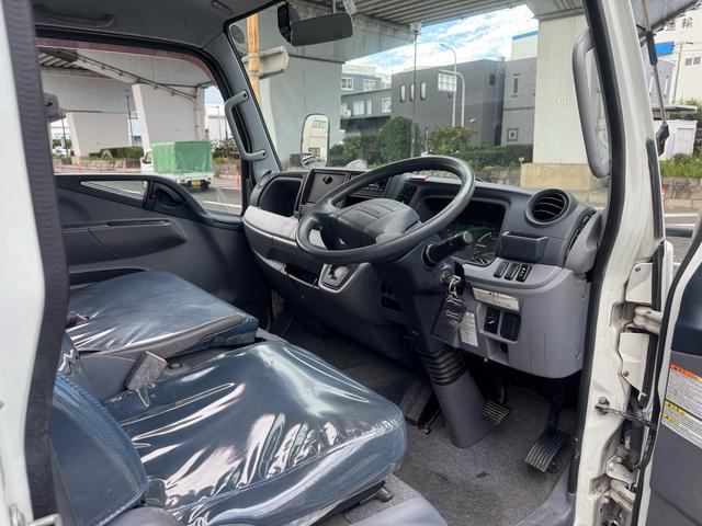 キャンター AT 2トン 全低床平ボディ パワーゲート 荷台板張 パワーゲート新明和 垂直パワーゲート リモコン 全席シートカバー付き 荷台ゴムマット 走行15.000キロ台 5t限定中型免許 車両重量2550kg 車両総重量4715kg 荷寸347×179×38(55枚目)