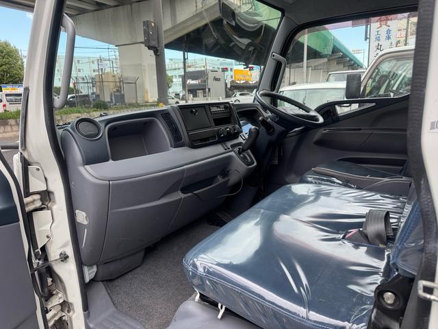 キャンター AT 2トン 全低床平ボディ パワーゲート 荷台板張 パワーゲート新明和 垂直パワーゲート リモコン 全席シートカバー付き 荷台ゴムマット 走行15.000キロ台 5t限定中型免許 車両重量2550kg 車両総重量4715kg 荷寸347×179×38(56枚目)