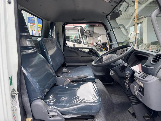 キャンター AT 2トン 全低床平ボディ パワーゲート 荷台板張 パワーゲート新明和 垂直パワーゲート リモコン 全席シートカバー付き 荷台ゴムマット 走行15.000キロ台 5t限定中型免許 車両重量2550kg 車両総重量4715kg 荷寸347×179×38(57枚目)
