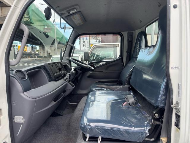 キャンター AT 2トン 全低床平ボディ パワーゲート 荷台板張 パワーゲート新明和 垂直パワーゲート リモコン 全席シートカバー付き 荷台ゴムマット 走行15.000キロ台 5t限定中型免許 車両重量2550kg 車両総重量4715kg 荷寸347×179×38(58枚目)