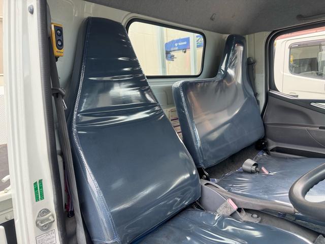 キャンター AT 2トン 全低床平ボディ パワーゲート 荷台板張 パワーゲート新明和 垂直パワーゲート リモコン 全席シートカバー付き 荷台ゴムマット 走行15.000キロ台 5t限定中型免許 車両重量2550kg 車両総重量4715kg 荷寸347×179×38(59枚目)