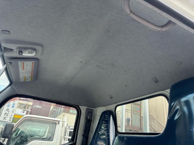 キャンター AT 2トン 全低床平ボディ パワーゲート 荷台板張 パワーゲート新明和 垂直パワーゲート リモコン 全席シートカバー付き 荷台ゴムマット 走行15.000キロ台 5t限定中型免許 車両重量2550kg 車両総重量4715kg 荷寸347×179×38(62枚目)