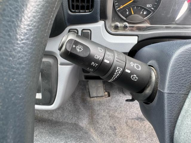 キャンター AT 2トン 全低床平ボディ パワーゲート 荷台板張 パワーゲート新明和 垂直パワーゲート リモコン 全席シートカバー付き 荷台ゴムマット 走行15.000キロ台 5t限定中型免許 車両重量2550kg 車両総重量4715kg 荷寸347×179×38(63枚目)