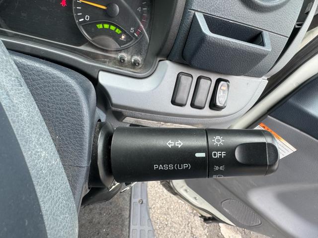 キャンター AT 2トン 全低床平ボディ パワーゲート 荷台板張 パワーゲート新明和 垂直パワーゲート リモコン 全席シートカバー付き 荷台ゴムマット 走行15.000キロ台 5t限定中型免許 車両重量2550kg 車両総重量4715kg 荷寸347×179×38(64枚目)