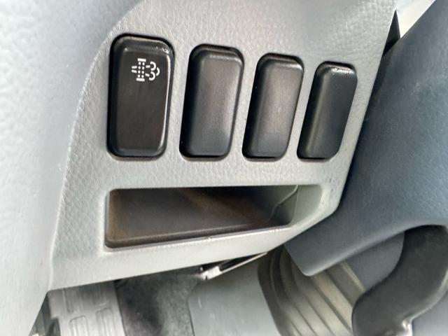 キャンター AT 2トン 全低床平ボディ パワーゲート 荷台板張 パワーゲート新明和 垂直パワーゲート リモコン 全席シートカバー付き 荷台ゴムマット 走行15.000キロ台 5t限定中型免許 車両重量2550kg 車両総重量4715kg 荷寸347×179×38(65枚目)