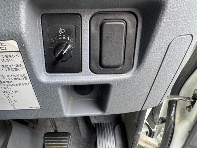 キャンター AT 2トン 全低床平ボディ パワーゲート 荷台板張 パワーゲート新明和 垂直パワーゲート リモコン 全席シートカバー付き 荷台ゴムマット 走行15.000キロ台 5t限定中型免許 車両重量2550kg 車両総重量4715kg 荷寸347×179×38(66枚目)