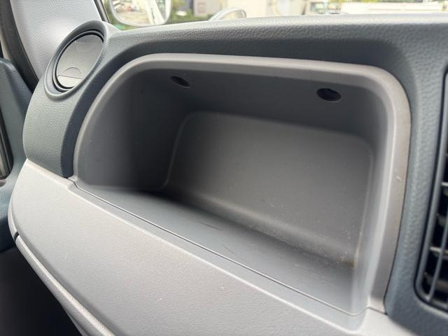 キャンター AT 2トン 全低床平ボディ パワーゲート 荷台板張 パワーゲート新明和 垂直パワーゲート リモコン 全席シートカバー付き 荷台ゴムマット 走行15.000キロ台 5t限定中型免許 車両重量2550kg 車両総重量4715kg 荷寸347×179×38(68枚目)