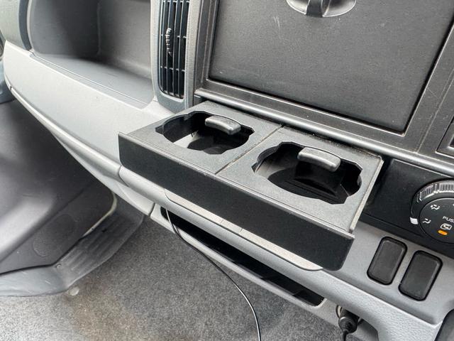 キャンター AT 2トン 全低床平ボディ パワーゲート 荷台板張 パワーゲート新明和 垂直パワーゲート リモコン 全席シートカバー付き 荷台ゴムマット 走行15.000キロ台 5t限定中型免許 車両重量2550kg 車両総重量4715kg 荷寸347×179×38(70枚目)