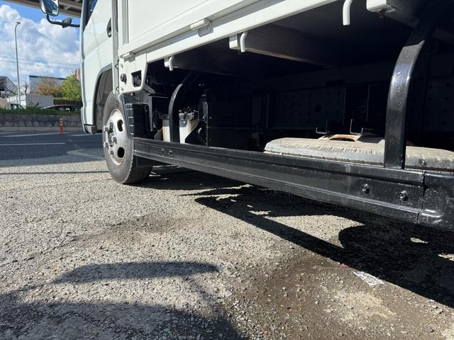 キャンター AT 2トン 全低床平ボディ パワーゲート 荷台板張 パワーゲート新明和 垂直パワーゲート リモコン 全席シートカバー付き 荷台ゴムマット 走行15.000キロ台 5t限定中型免許 車両重量2550kg 車両総重量4715kg 荷寸347×179×38(71枚目)