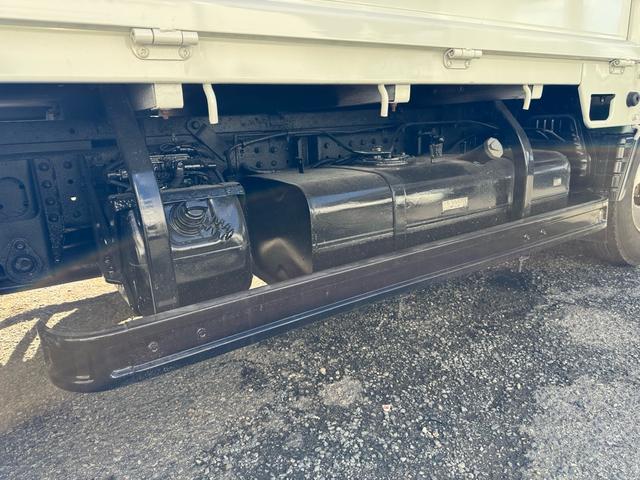 キャンター AT 2トン 全低床平ボディ パワーゲート 荷台板張 パワーゲート新明和 垂直パワーゲート リモコン 全席シートカバー付き 荷台ゴムマット 走行15.000キロ台 5t限定中型免許 車両重量2550kg 車両総重量4715kg 荷寸347×179×38(72枚目)