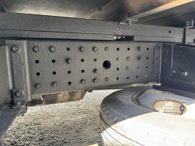 キャンター AT 2トン 全低床平ボディ パワーゲート 荷台板張 パワーゲート新明和 垂直パワーゲート リモコン 全席シートカバー付き 荷台ゴムマット 走行15.000キロ台 5t限定中型免許 車両重量2550kg 車両総重量4715kg 荷寸347×179×38(73枚目)