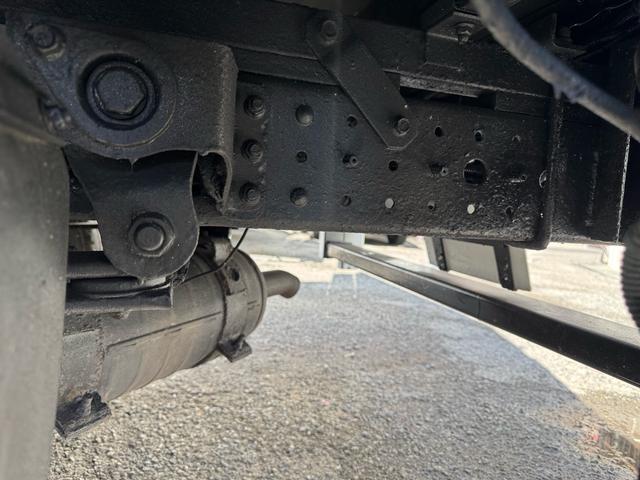 キャンター AT 2トン 全低床平ボディ パワーゲート 荷台板張 パワーゲート新明和 垂直パワーゲート リモコン 全席シートカバー付き 荷台ゴムマット 走行15.000キロ台 5t限定中型免許 車両重量2550kg 車両総重量4715kg 荷寸347×179×38(74枚目)