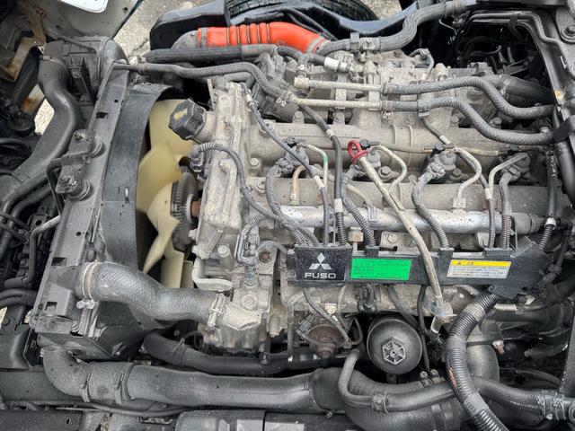 キャンター AT 2トン 全低床平ボディ パワーゲート 荷台板張 パワーゲート新明和 垂直パワーゲート リモコン 全席シートカバー付き 荷台ゴムマット 走行15.000キロ台 5t限定中型免許 車両重量2550kg 車両総重量4715kg 荷寸347×179×38(75枚目)