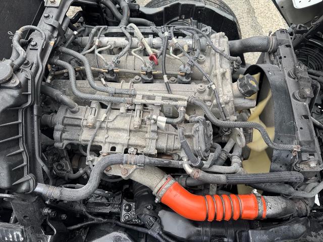 キャンター AT 2トン 全低床平ボディ パワーゲート 荷台板張 パワーゲート新明和 垂直パワーゲート リモコン 全席シートカバー付き 荷台ゴムマット 走行15.000キロ台 5t限定中型免許 車両重量2550kg 車両総重量4715kg 荷寸347×179×38(76枚目)