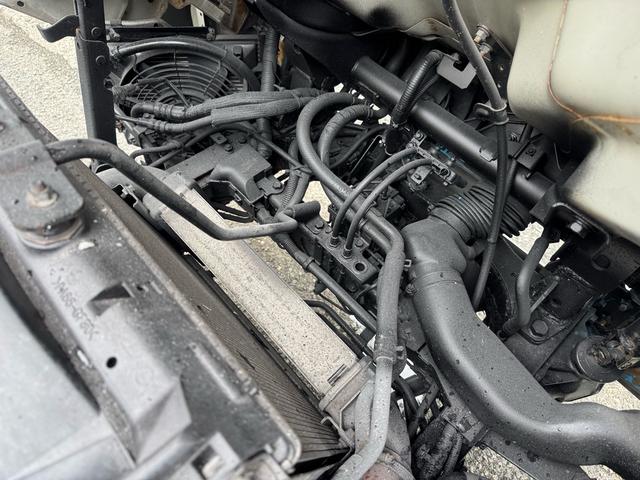 キャンター AT 2トン 全低床平ボディ パワーゲート 荷台板張 パワーゲート新明和 垂直パワーゲート リモコン 全席シートカバー付き 荷台ゴムマット 走行15.000キロ台 5t限定中型免許 車両重量2550kg 車両総重量4715kg 荷寸347×179×38(77枚目)