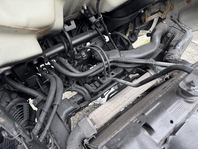 キャンター AT 2トン 全低床平ボディ パワーゲート 荷台板張 パワーゲート新明和 垂直パワーゲート リモコン 全席シートカバー付き 荷台ゴムマット 走行15.000キロ台 5t限定中型免許 車両重量2550kg 車両総重量4715kg 荷寸347×179×38(78枚目)