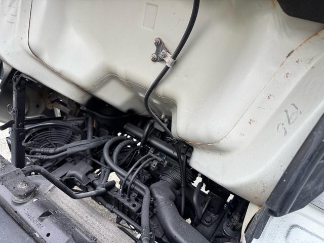 キャンター AT 2トン 全低床平ボディ パワーゲート 荷台板張 パワーゲート新明和 垂直パワーゲート リモコン 全席シートカバー付き 荷台ゴムマット 走行15.000キロ台 5t限定中型免許 車両重量2550kg 車両総重量4715kg 荷寸347×179×38(79枚目)